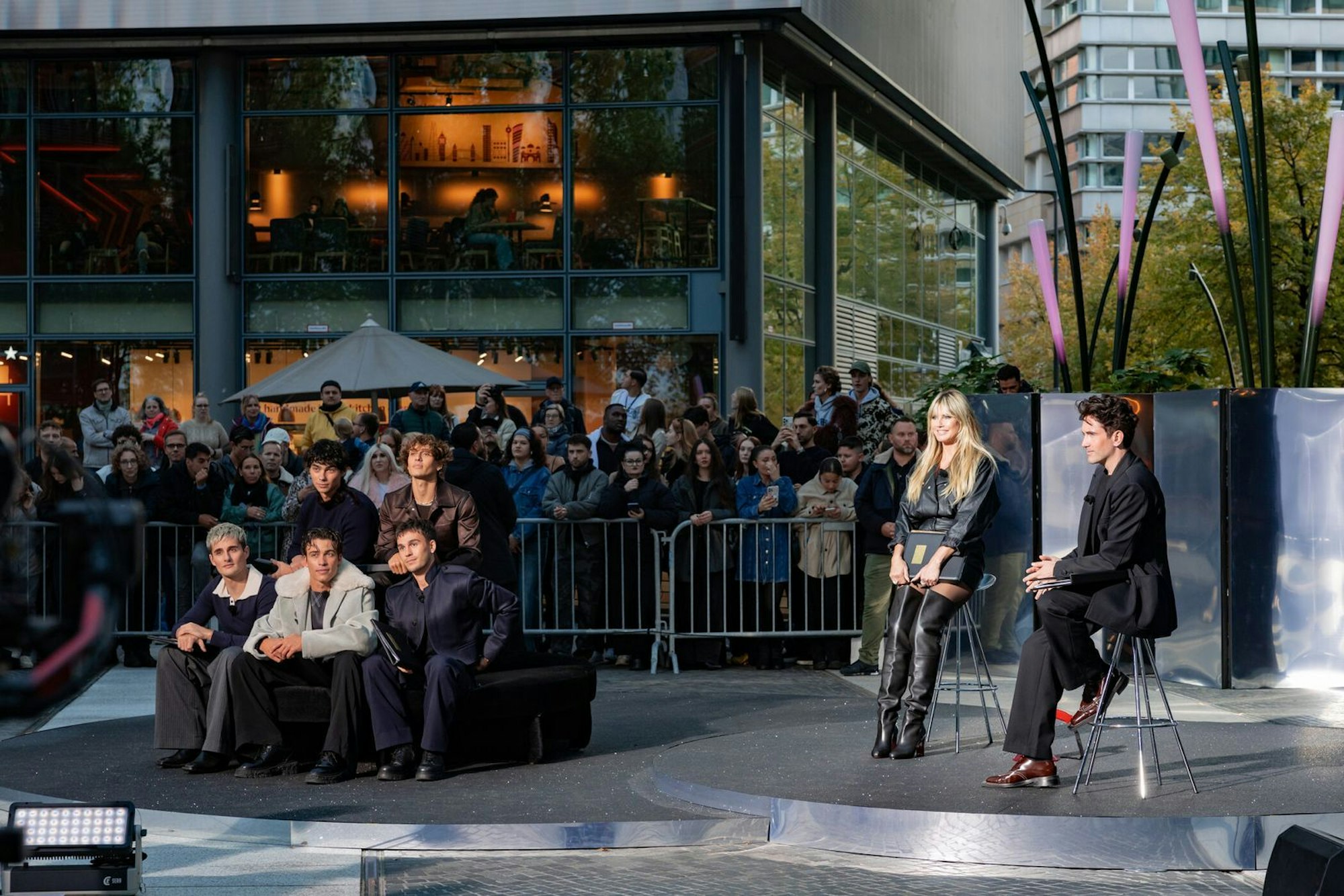 Neben den Elevator Boys (links) und Daniel Fletcher (rechts) entscheidet heute das Publikum. (Bild: ProSieben/Daniel Graf)