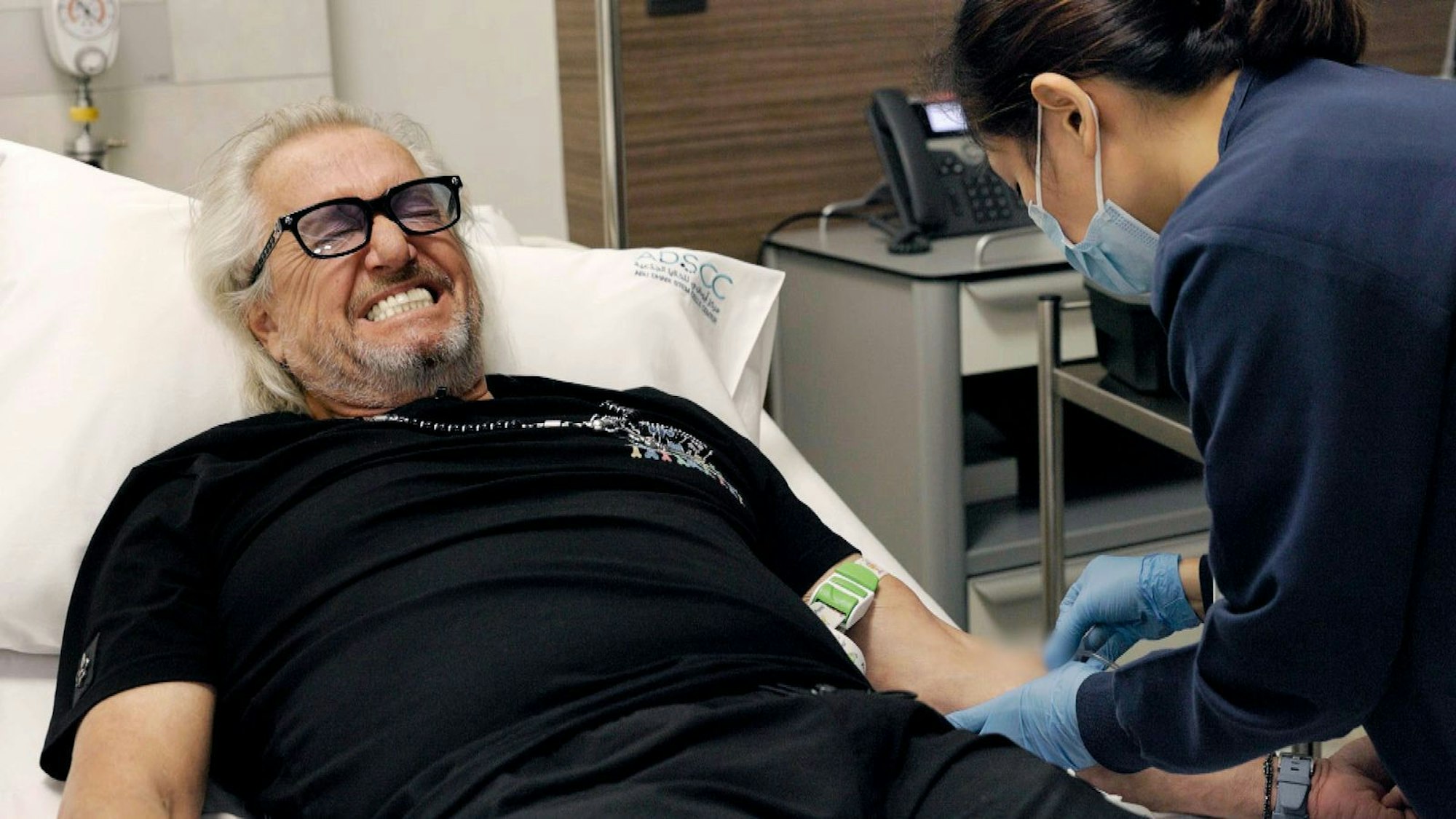 Dafür wird dem 62-Jährigen Blut abgenommen, welchem ihm später wieder unterspritzt wird. (Bild: RTLZWEI)