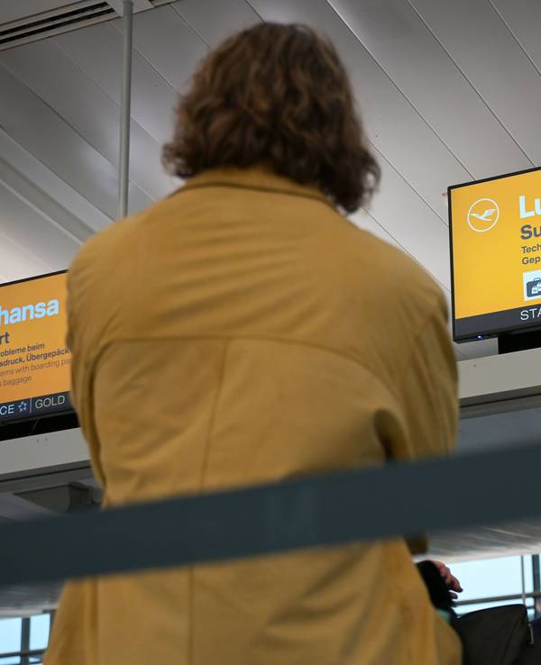 Reisende stehen am Lufthansa-Schalter. Die Gewerkschaft Vereinigung Cockpit (VC) hat mehr als 5.000 Beschäftigte zu einem 48-Stunden-Streik aufgerufen.