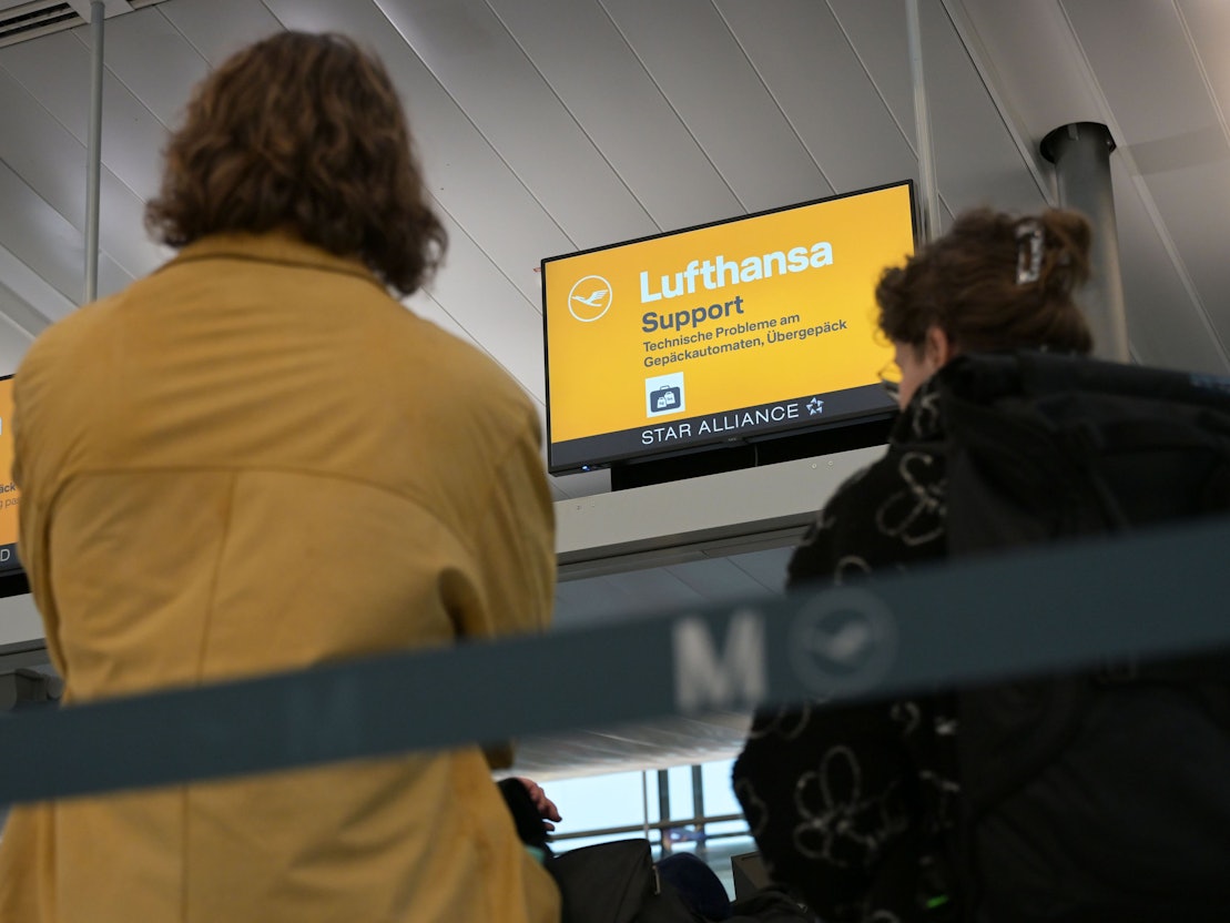 Reisende stehen am Lufthansa-Schalter. Die Gewerkschaft Vereinigung Cockpit (VC) hat mehr als 5.000 Beschäftigte zu einem 48-Stunden-Streik aufgerufen.