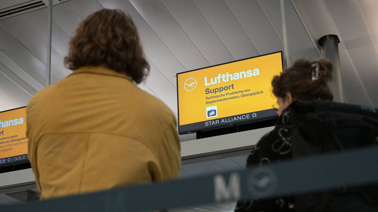 Reisende stehen am Lufthansa-Schalter. Die Gewerkschaft Vereinigung Cockpit (VC) hat mehr als 5.000 Beschäftigte zu einem 48-Stunden-Streik aufgerufen.