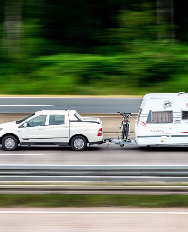 Ein Wohnwagen fährt auf der Autobahn