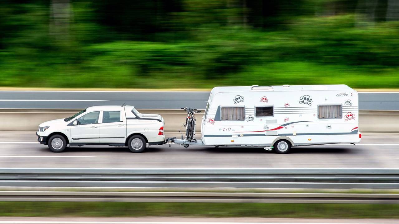 Ein Wohnwagen fährt auf der Autobahn