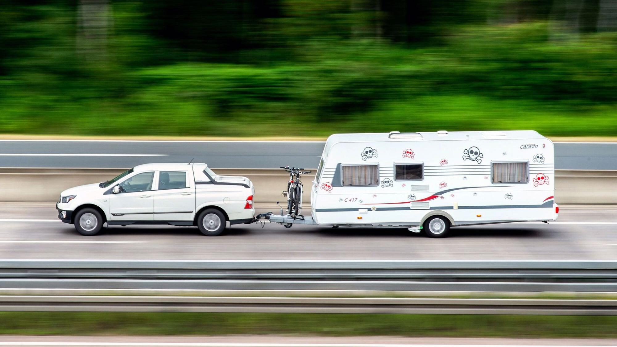 Ein Wohnwagen fährt auf der Autobahn