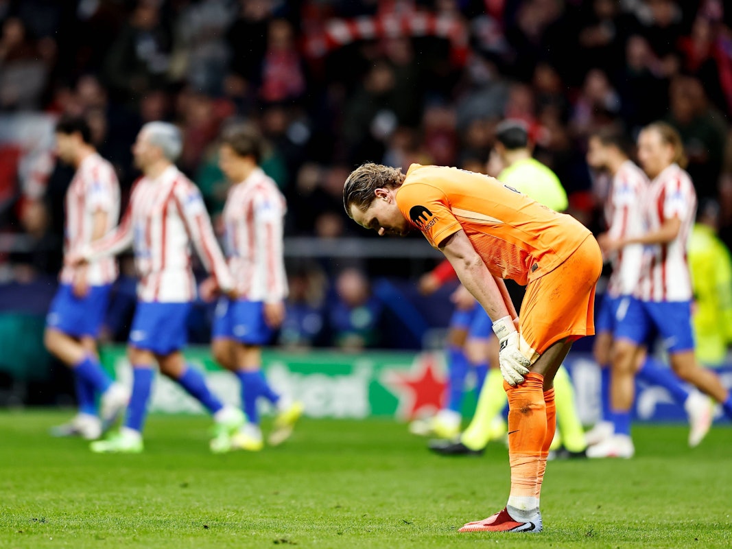 Antonin Kinsky stützt sich auf seinen Knien auf und steht enttäuscht auf dem Platz.