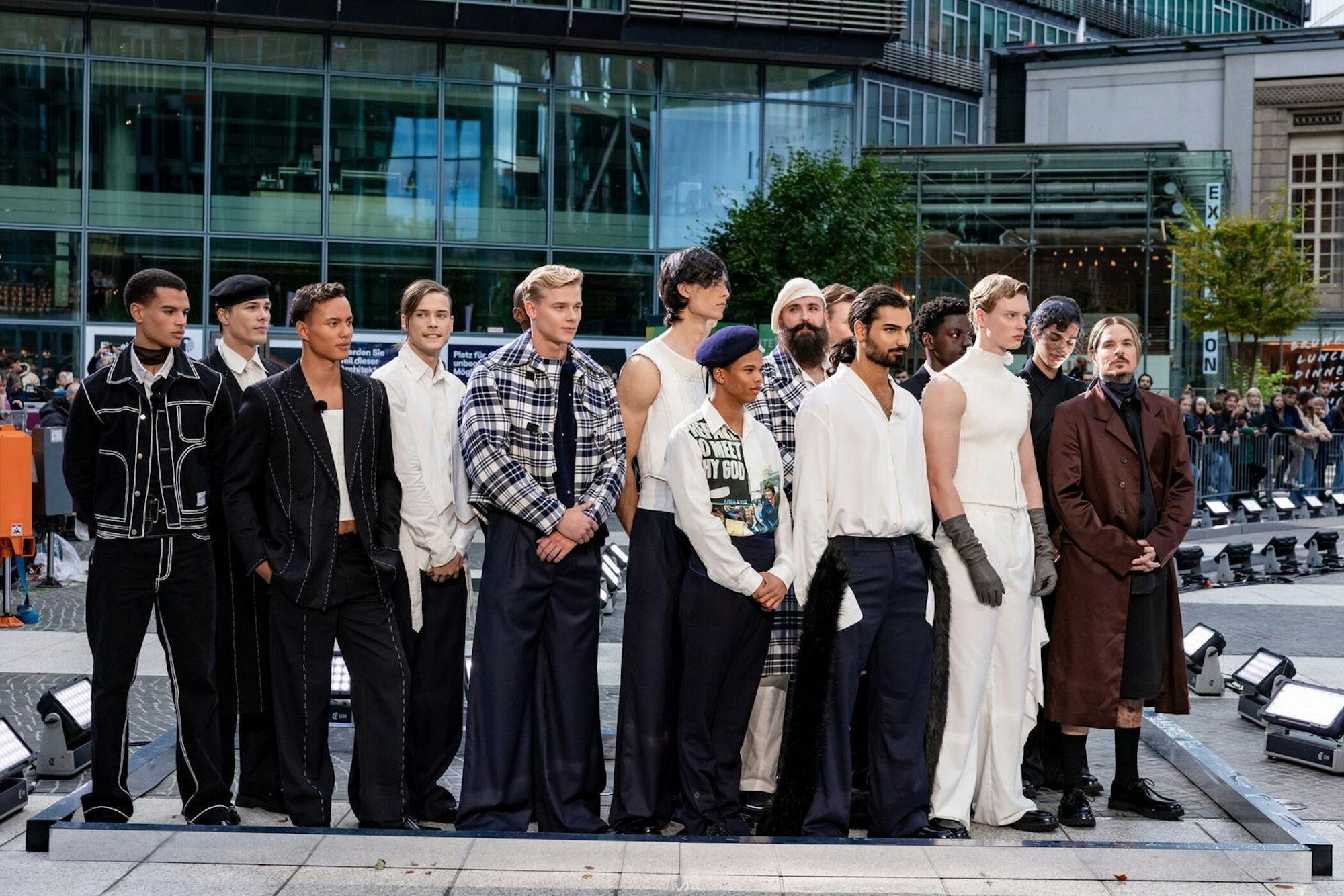 Yanneck (Fünfter von links), Carsten (Siebter von rechts) und Luis (Dritter von rechts) liebt das Publikum. Benjamin (Dritter von links), Adrian (Sechster von links) und Cenk (Fünfter von rechts) schickt Heidi Klum nach Hause. (Bild: ProSieben/Daniel Graf)