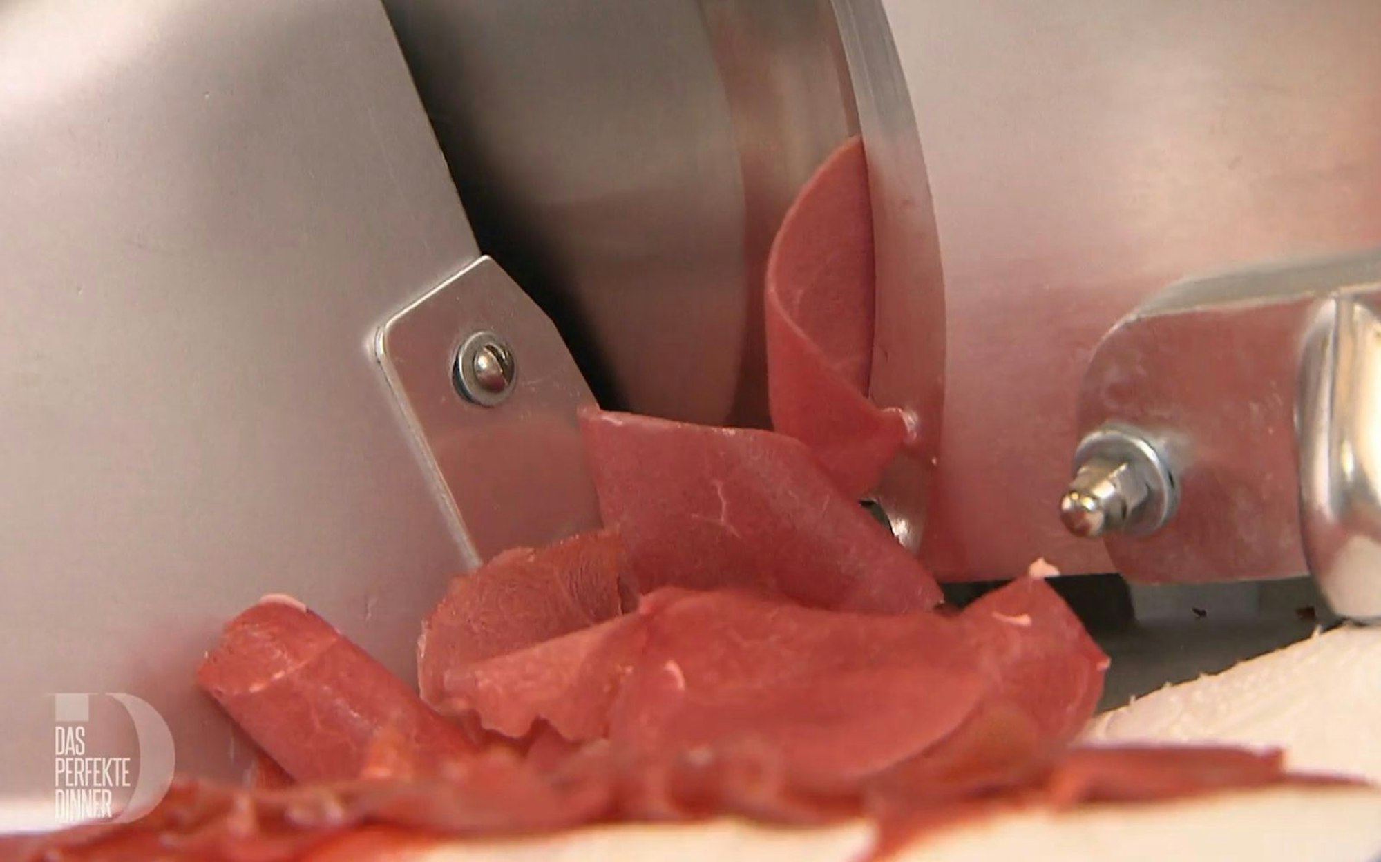 Beste Ware: Luke schneidet das Reh-Carpaccio auf. (Bild: RTL)