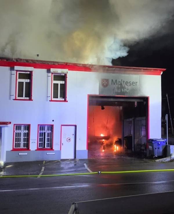 Einsatzkräfte der Feuerwehr löschen einen Brand in einer Rettungswache in Wuppertal.