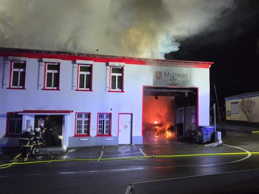 Einsatzkräfte der Feuerwehr löschen einen Brand in einer Rettungswache in Wuppertal.