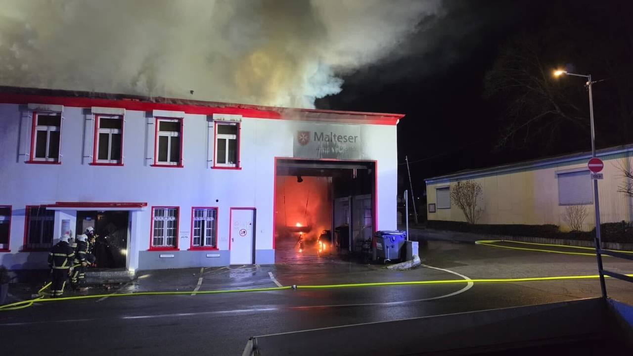 Einsatzkräfte der Feuerwehr löschen einen Brand in einer Rettungswache in Wuppertal.
