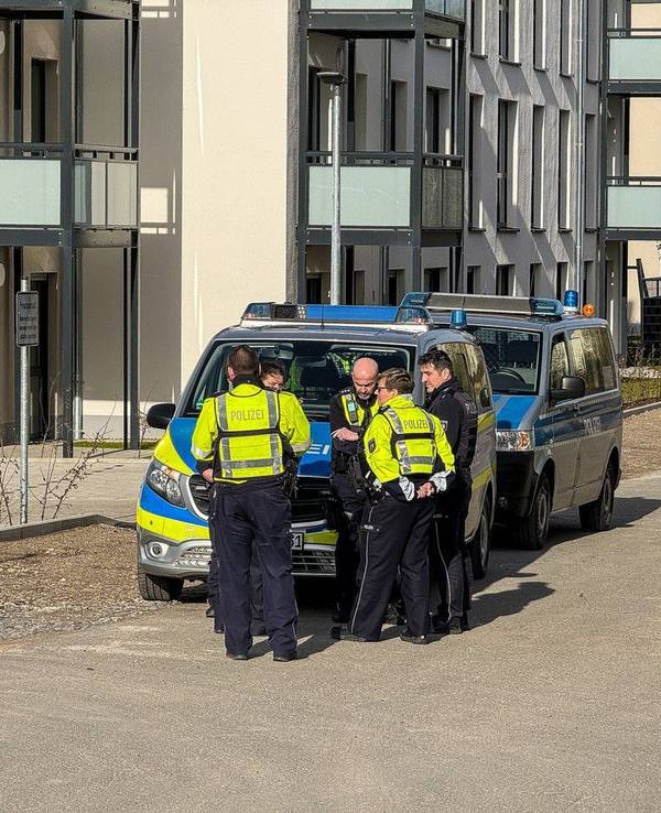 Polizisten stehen vor einem Polizeiauto. Nach einer mutmaßlichen Entführung in Gevelsberg bei Hagen suchen die Beamtinnen und Beamten nach einem Auto.