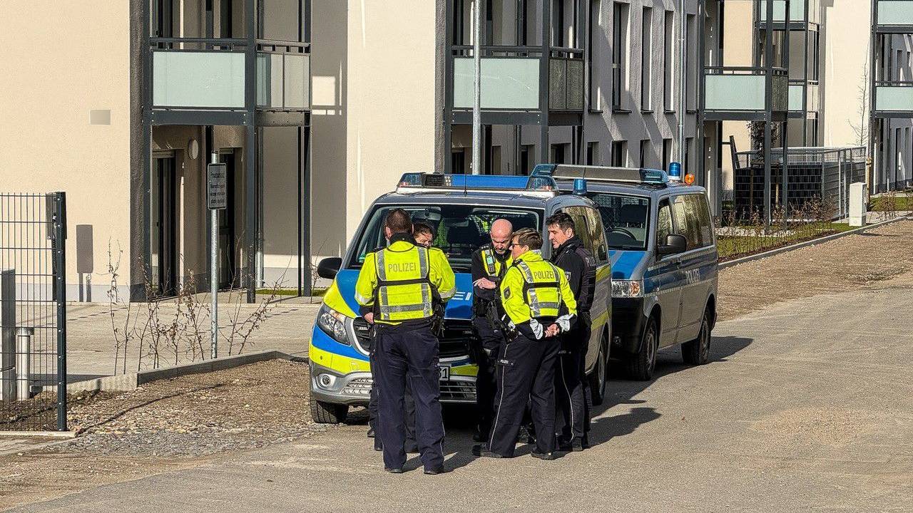 Polizisten stehen vor einem Polizeiauto. Nach einer mutmaßlichen Entführung in Gevelsberg bei Hagen suchen die Beamtinnen und Beamten nach einem Auto.