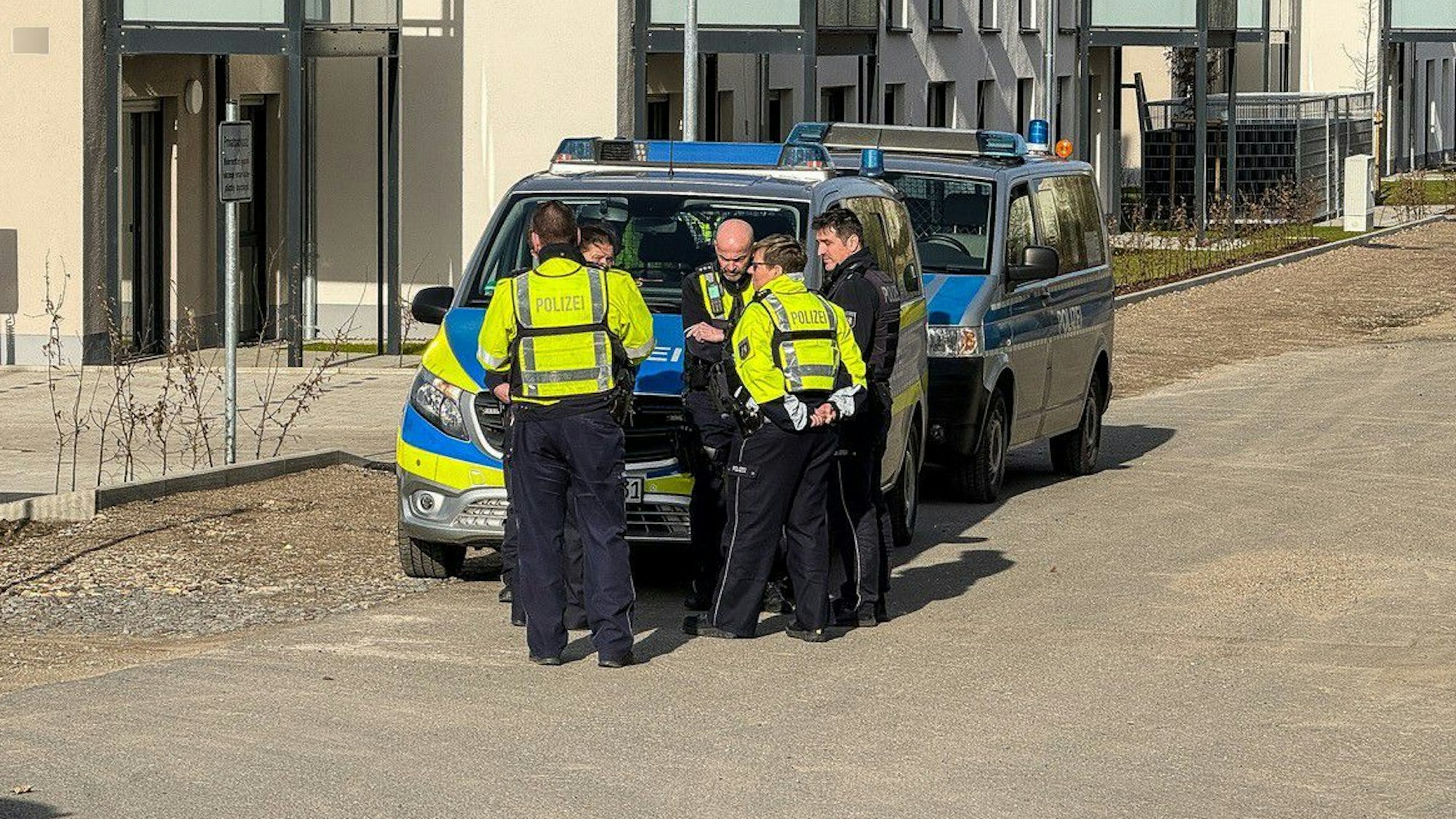 Polizisten stehen vor einem Polizeiauto. Nach einer mutmaßlichen Entführung in Gevelsberg bei Hagen suchen die Beamtinnen und Beamten nach einem Auto.