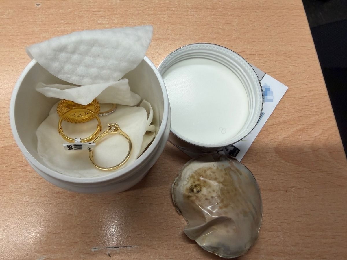 Goldschmuggel in Cremedose am Düsseldorfer Flughafen.