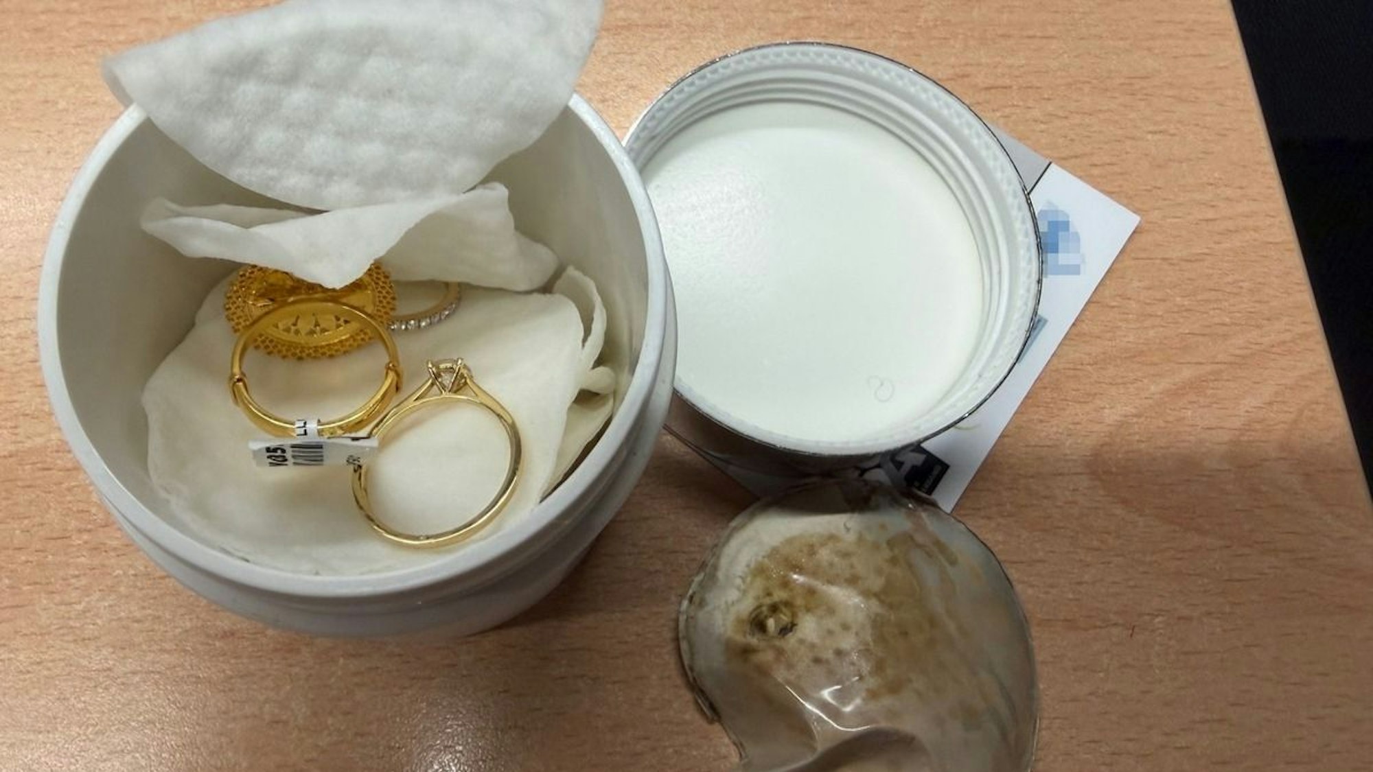 Goldschmuggel in Cremedose am Düsseldorfer Flughafen.