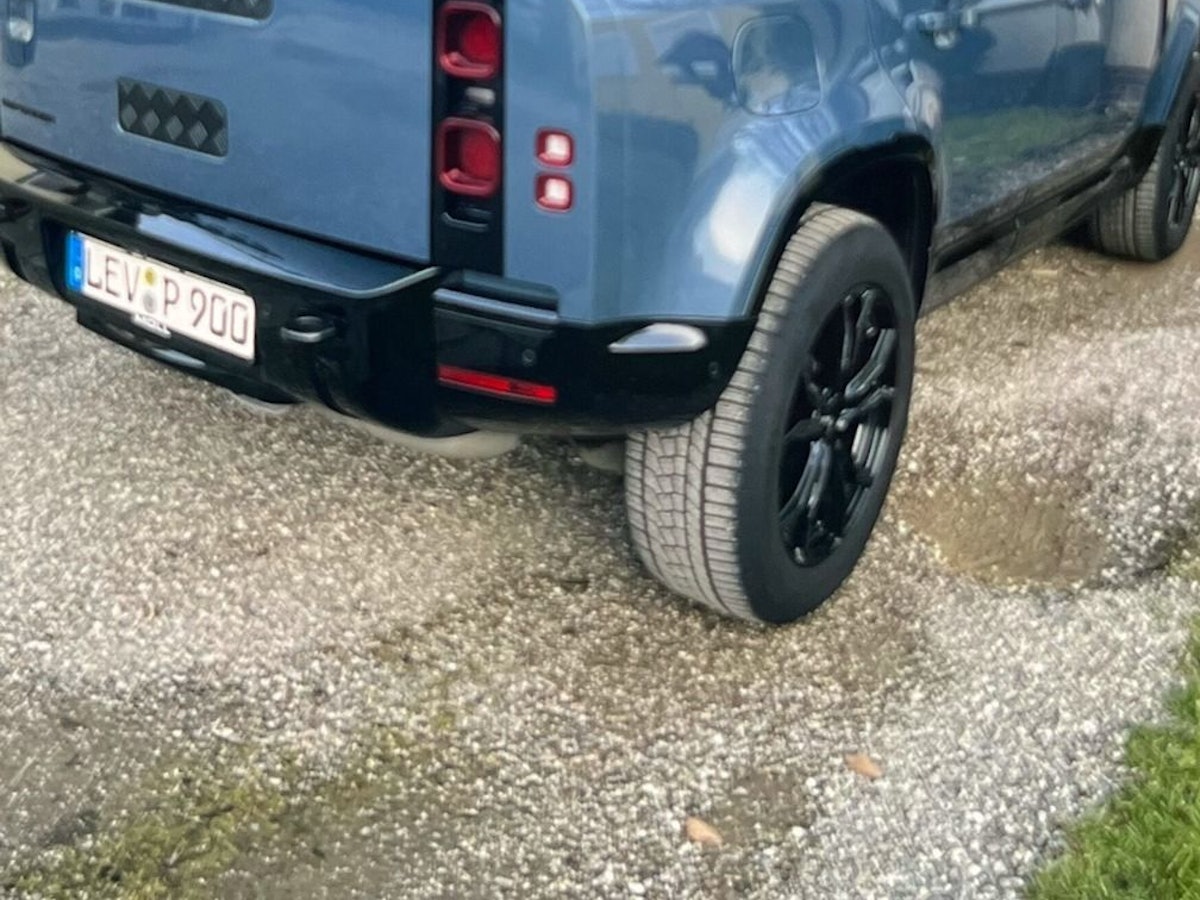 Ein blauer Land Rover Defender wurde in Odenthal gestohlen.