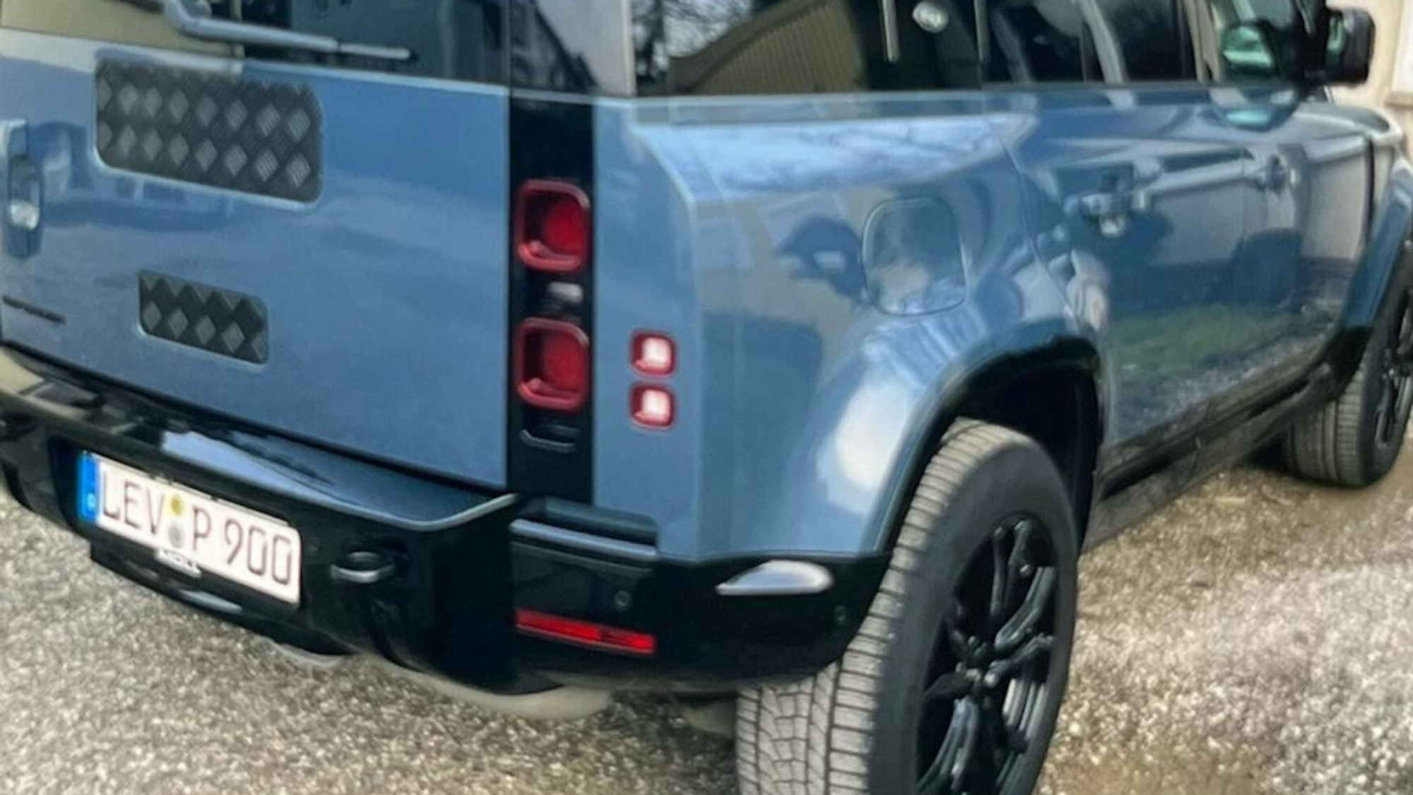 Ein blauer Land Rover Defender wurde in Odenthal gestohlen.