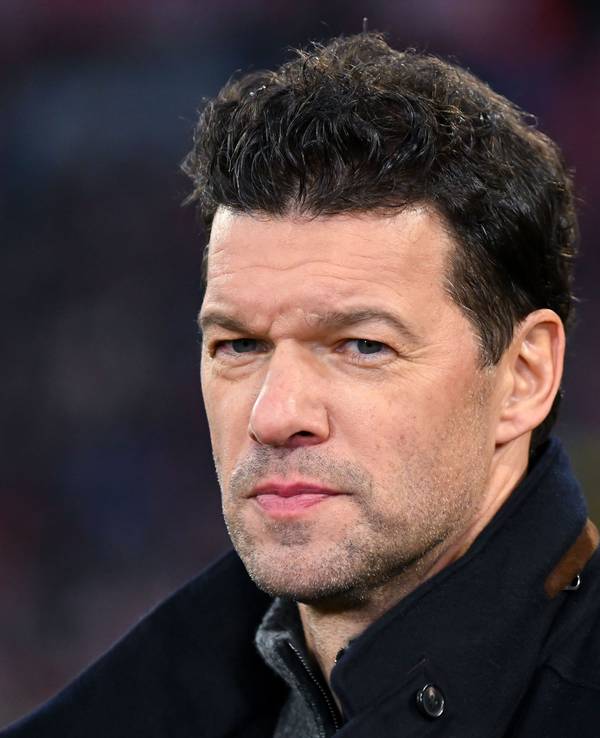 Michael Ballack, ehemaliger Fußballspieler und jetziger TV-Experte, steht vor dem Spiel im Stadion.