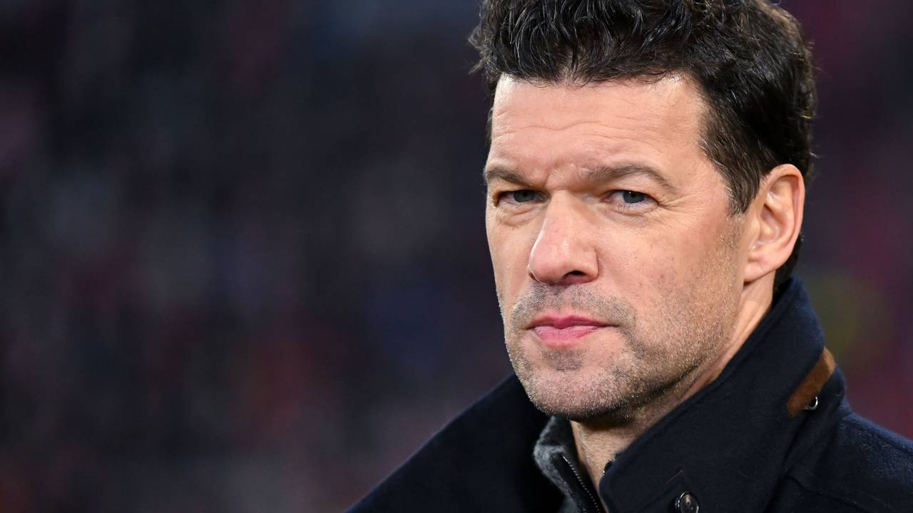 Michael Ballack, ehemaliger Fußballspieler und jetziger TV-Experte, steht vor dem Spiel im Stadion.