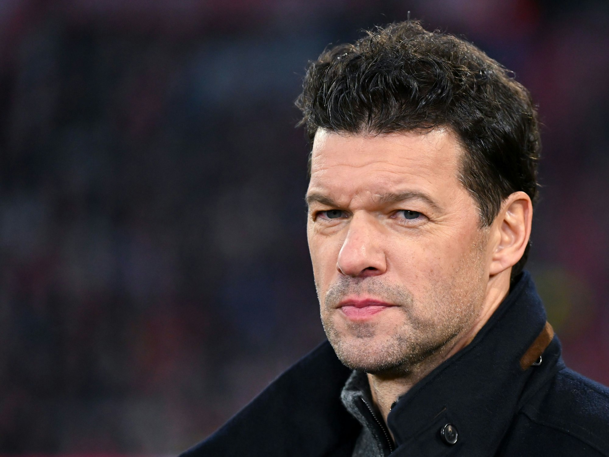 Michael Ballack, ehemaliger Fußballspieler und jetziger TV-Experte, steht vor dem Spiel im Stadion.