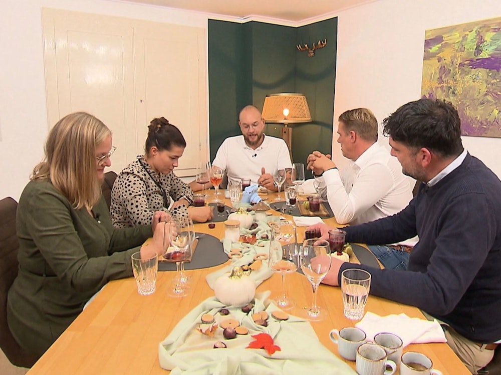 An Tag 4 am Bodensee treffen sich die Gourmets bei Luke (28, Mitte) in Eigeltingen. (Bild: RTL)