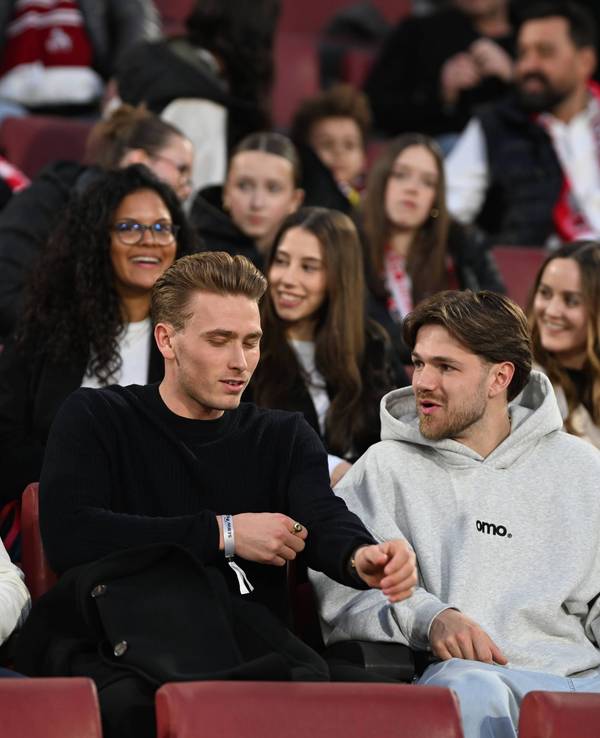 Alessio Castro-Montes, Sebastian Sebulonsen und Jan Thielmann sitzen nebeneinander auf der Tribüne.