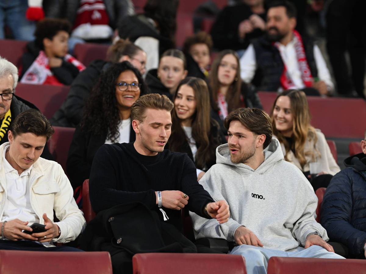 Alessio Castro-Montes, Sebastian Sebulonsen und Jan Thielmann sitzen nebeneinander auf der Tribüne.