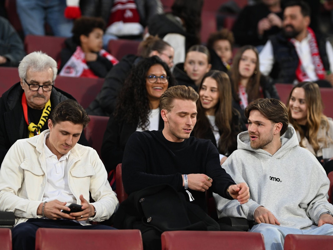 Alessio Castro-Montes, Sebastian Sebulonsen und Jan Thielmann sitzen nebeneinander auf der Tribüne.