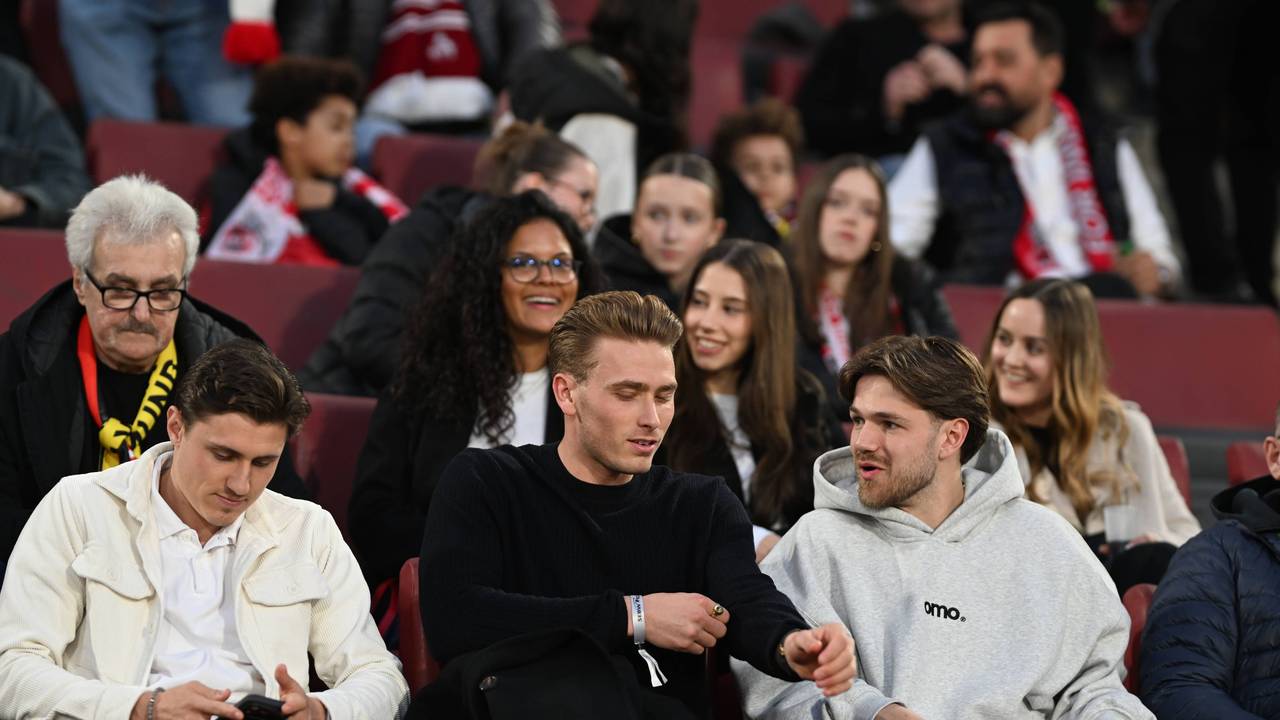 Alessio Castro-Montes, Sebastian Sebulonsen und Jan Thielmann sitzen nebeneinander auf der Tribüne.