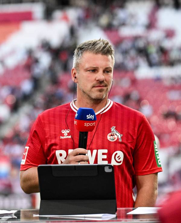 Sebastian Hellmann und Lukas Kwasniok während einer Sky-Übertragung am Seitenrand.