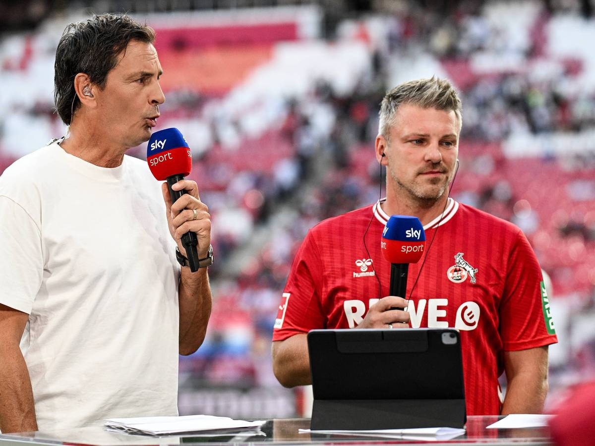 Sebastian Hellmann und Lukas Kwasniok während einer Sky-Übertragung am Seitenrand.