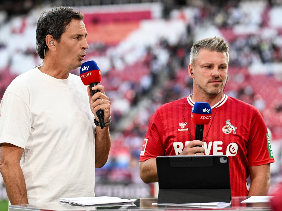 Sebastian Hellmann und Lukas Kwasniok während einer Sky-Übertragung am Seitenrand.