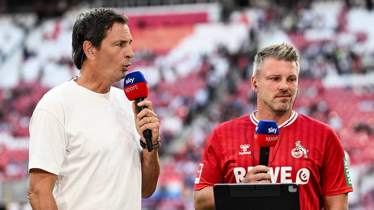 Sebastian Hellmann und Lukas Kwasniok während einer Sky-Übertragung am Seitenrand.