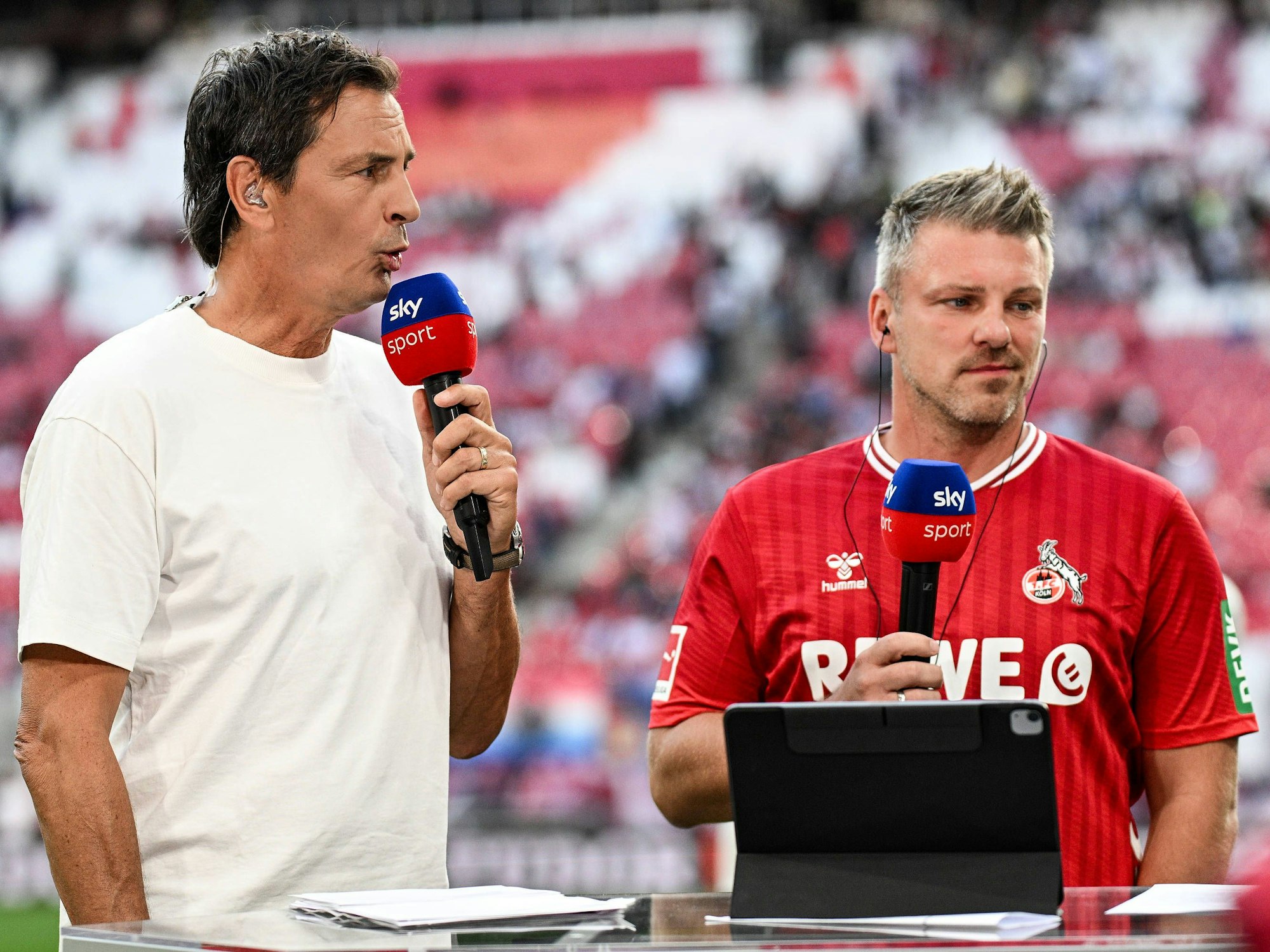 Sebastian Hellmann und Lukas Kwasniok während einer Sky-Übertragung am Seitenrand.