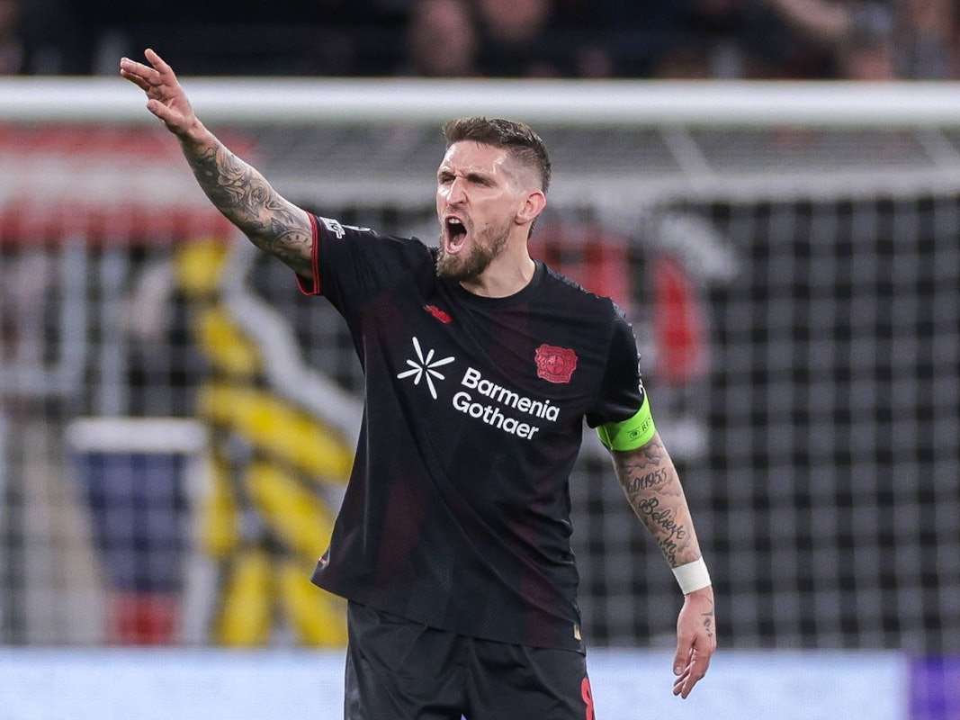 Robert Andrich beschwert sich auf dem Fußballfeld lautstark.