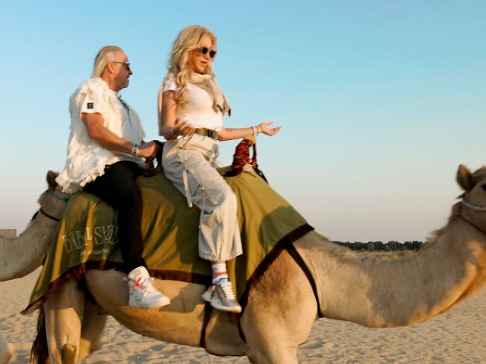 Ein Austritt auf einem Kamel lässt Carmen und Robert in Wallung kommen. (Bild: RTLZWEI)