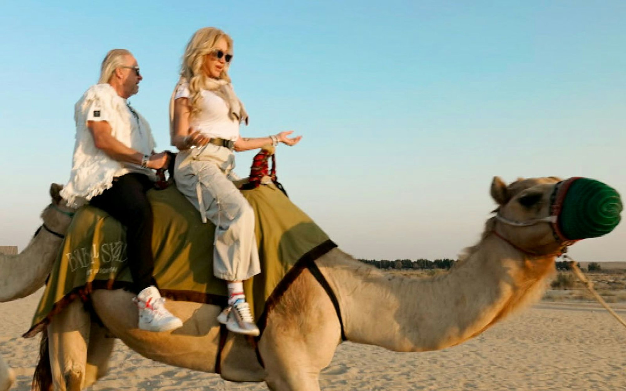 Ein Austritt auf einem Kamel lässt Carmen und Robert in Wallung kommen. (Bild: RTLZWEI)