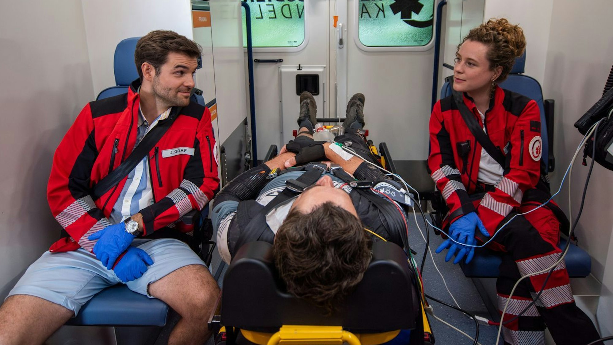 In der neuen ZDF-Reihe, die zunächst mit zwei Folgen im März aufwartet, hilft Klara Deutschmann als Rettungssanitäterin an der Seite von „Fack ju Göhte“-Star Lucas Reiber (spielt Dr. Jasper Graf) verletzten Patienten. (Bild: ZDF / Susanne Bernhard)
