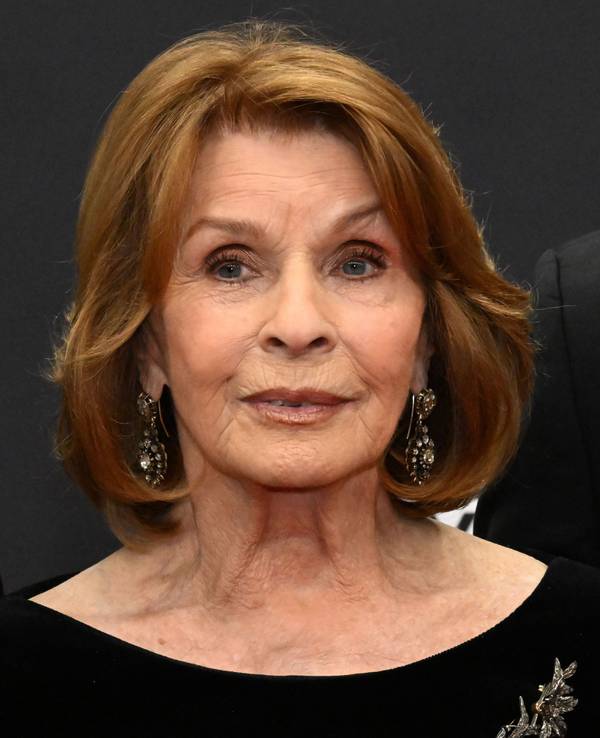Schauspielerin Senta Berger steht bei der Bambi-Verleihung im Bavaria-Film-Gelände auf dem roten Teppich.