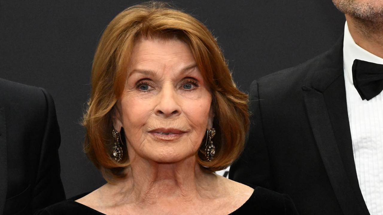 Schauspielerin Senta Berger steht bei der Bambi-Verleihung im Bavaria-Film-Gelände auf dem roten Teppich.