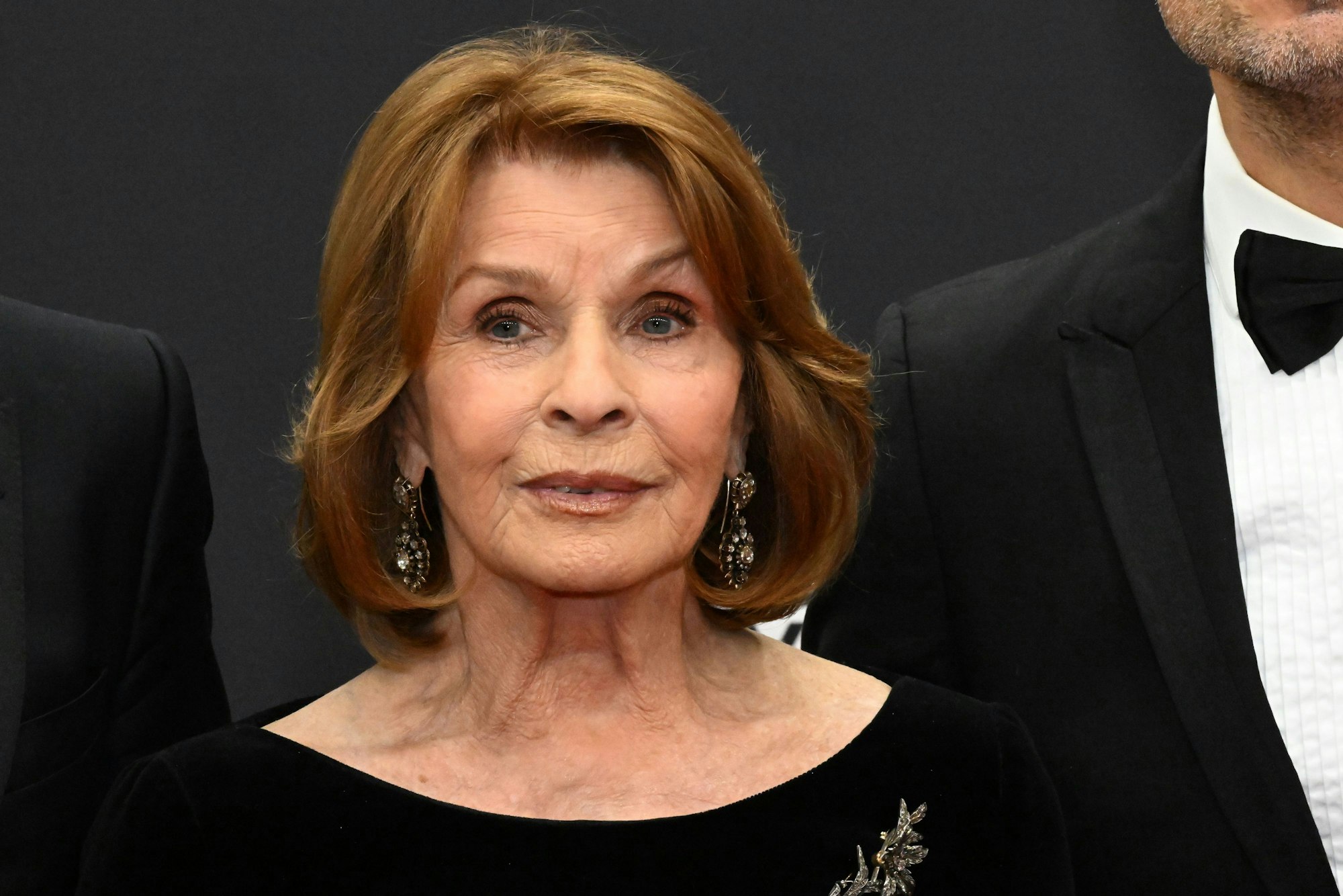Schauspielerin Senta Berger steht bei der Bambi-Verleihung im Bavaria-Film-Gelände auf dem roten Teppich.