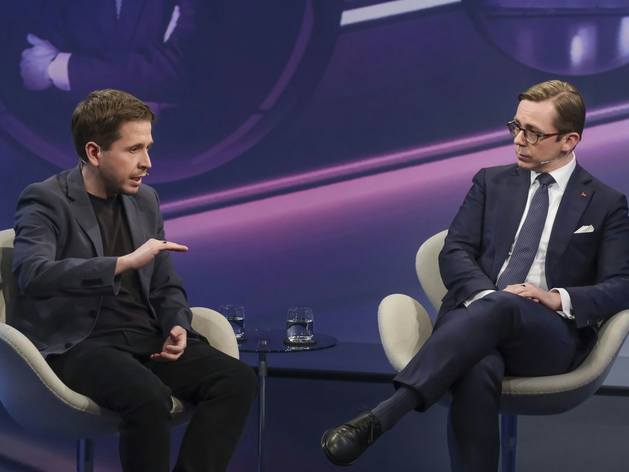 Beim Thema Benzinspreis einig: Kevin Kühnert (links) und Philipp Amthor. (Bild: WDR / Oliver Ziebe)