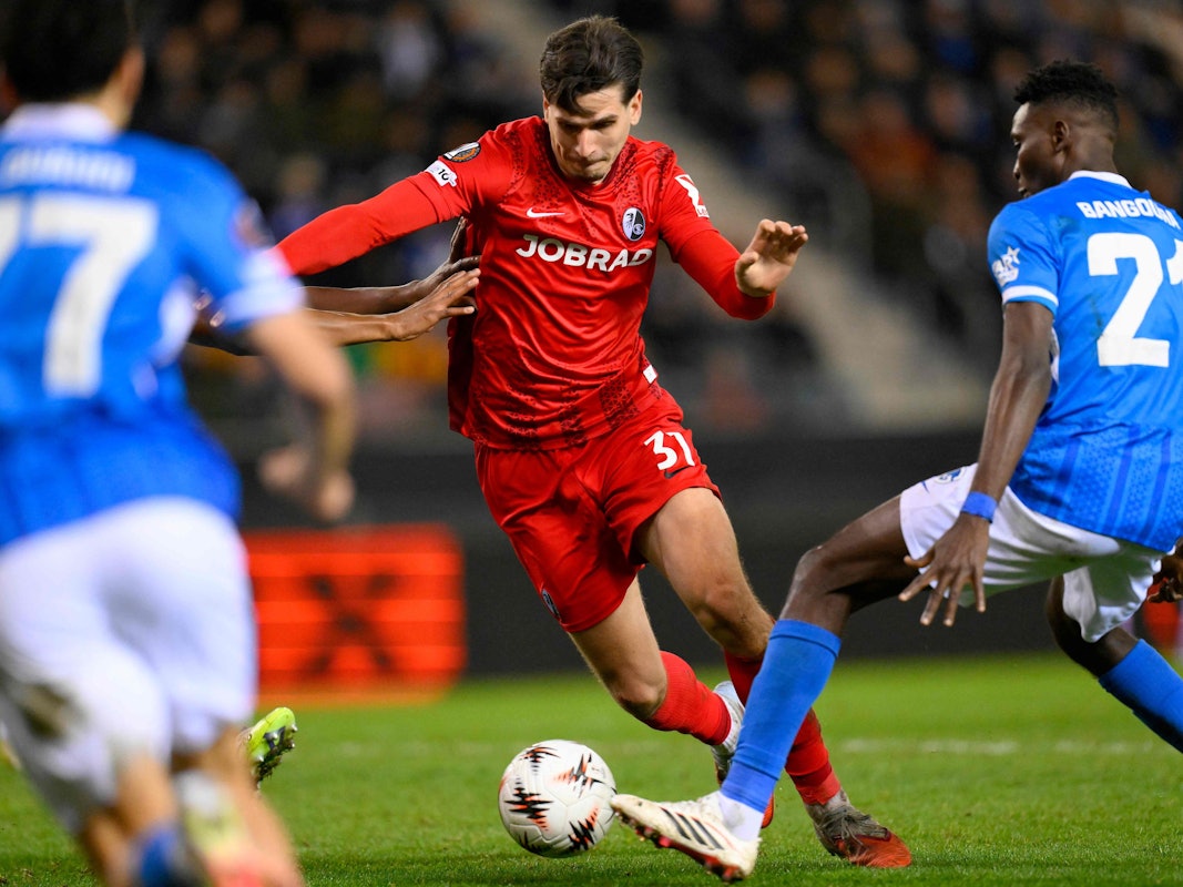 Igor Matanovic (l.) mit Ball in Aktion.