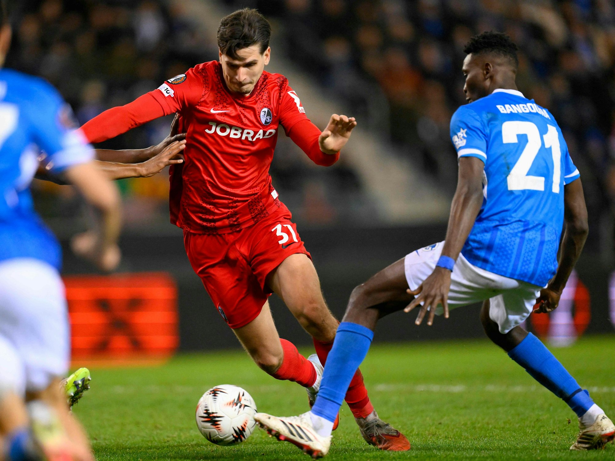 Igor Matanovic (l.) mit Ball in Aktion.