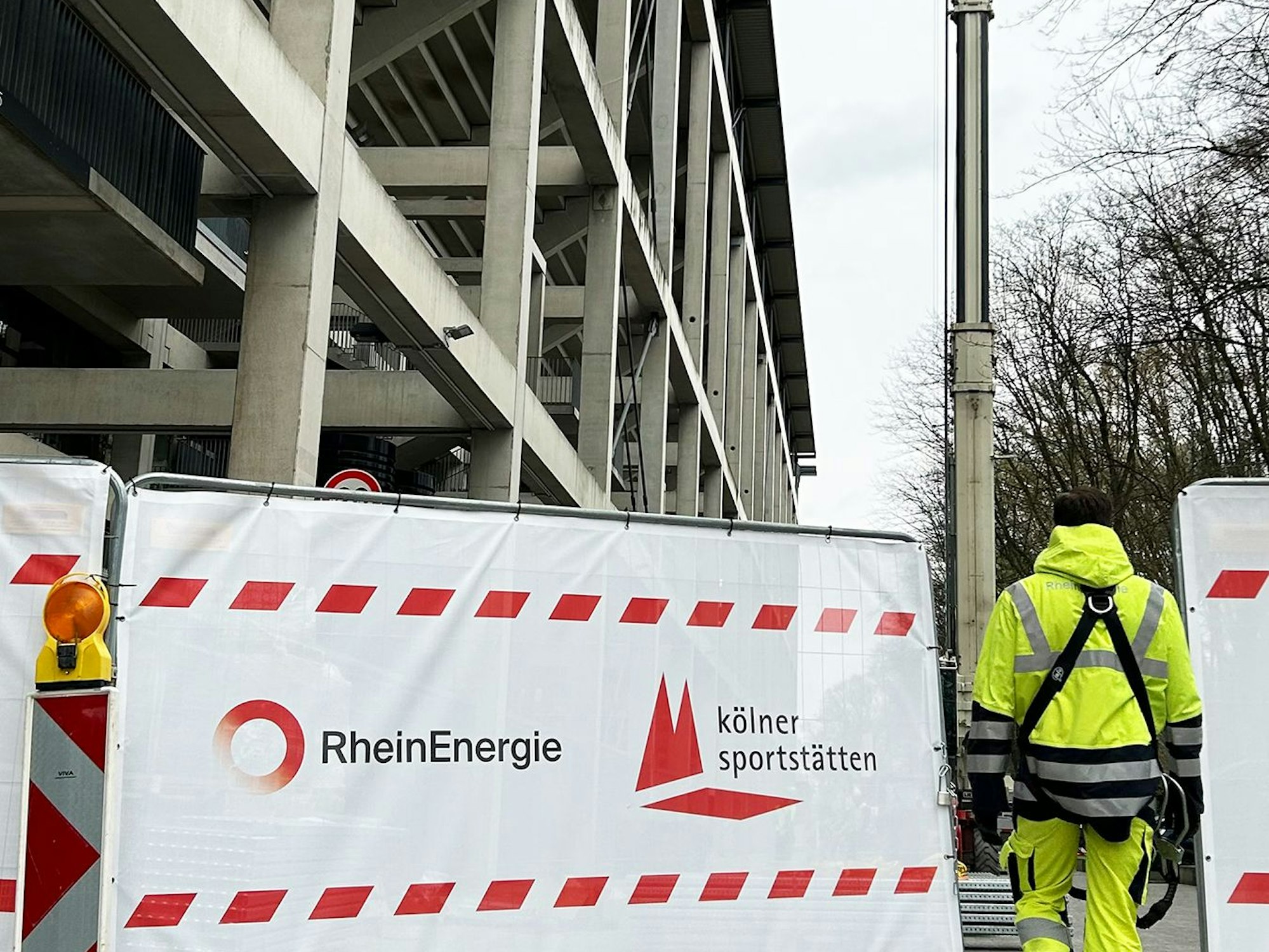Die Kölner Sportstätten GmbH und die RheinEnergie AG haben damit begonnen, auf den Tribünendächern des Stadions eine Photovoltaik-Anlage zu installieren.