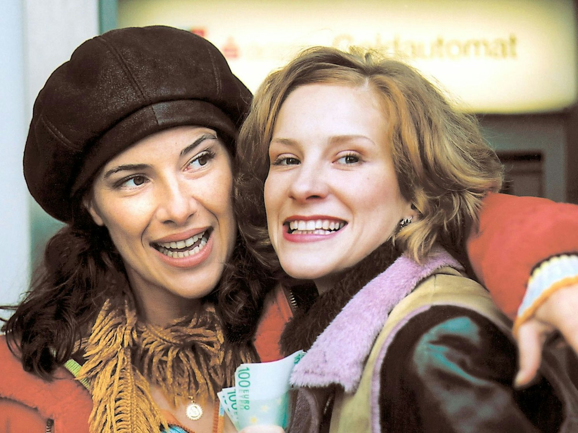 2002 spielte Chiara Schoras (rechts) an der Seite von Clelia Sarto im ARD-Fernsehfilm „Das Geheimnis meiner Mutter“. (Bild: ARD / MDR)