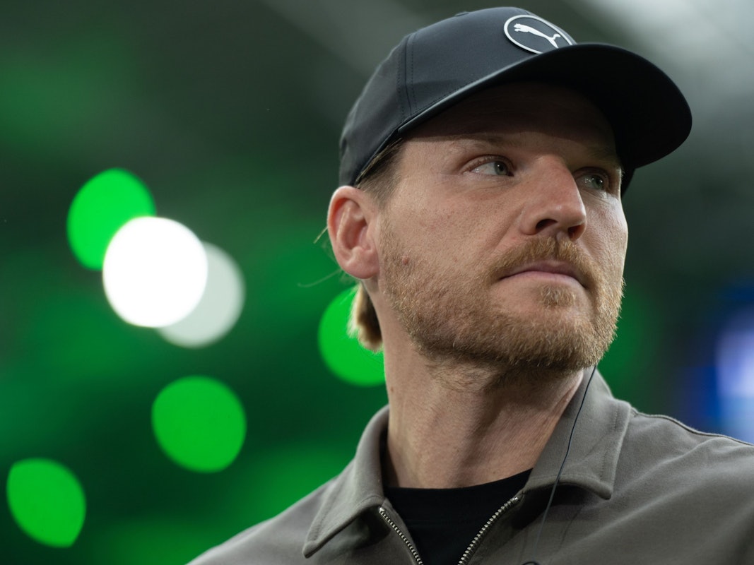 Eugen Polanski mit Kappe im Stadion.