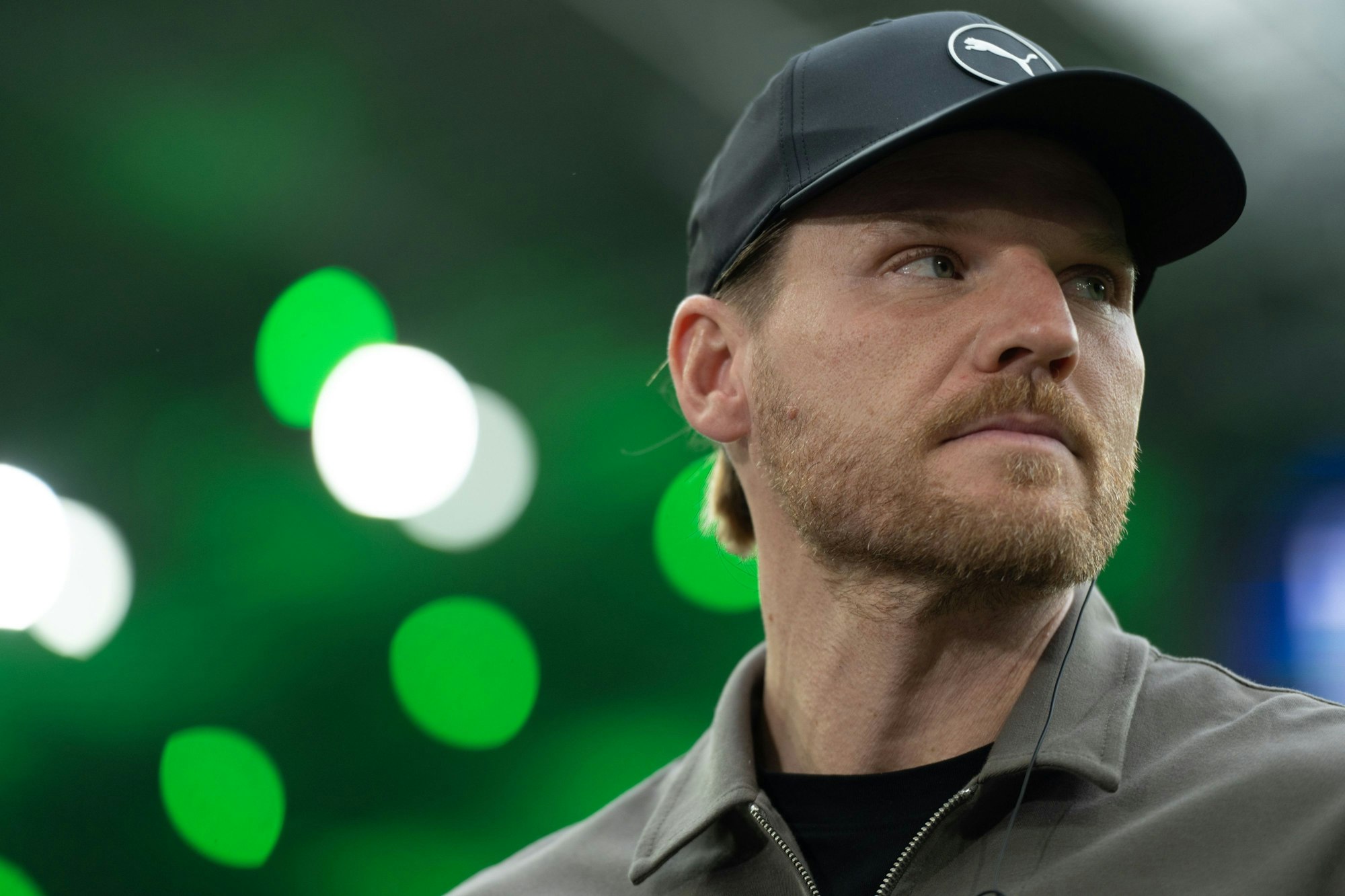 Eugen Polanski mit Kappe im Stadion.