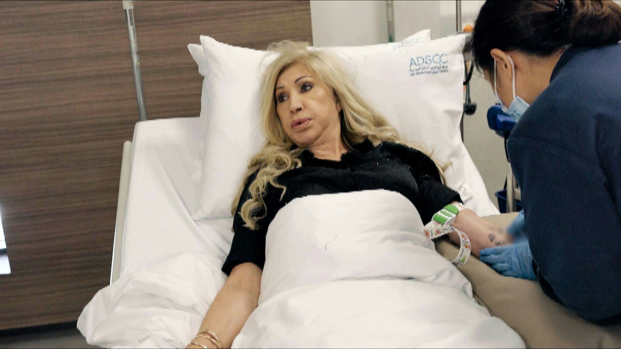 Die Blutabnahme wurde für Carmen Geiss unangenehmer als gedacht: Ihr Kreislauf brach zusammen und sie wurde beinahe ohnächtig. (Bild: RTLZWEI)