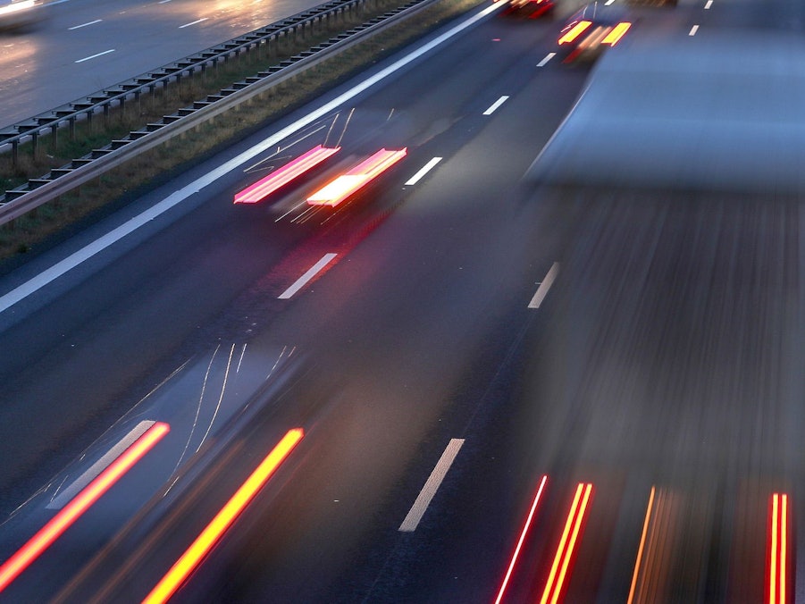 PKW und LKW auf der Autobahn